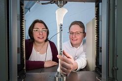 Die Nachwuchswissenschaftler Susanne-Marie Kirsch (l.) und Felix Welsch mit dem Prototyp des smarten Implantats, der auf der Hannover Messe gezeigt wird.  Foto: Oliver Dietze  Universität des Saarlandes