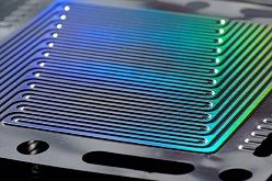 m Projekt CoBiP entstand eine Anlage zur kontinuierlichen Rolle-zu-Rolle-Fertigung von metallischen, doppelwandigen Bipolarplatten mit einem Modul zum Laserschweißen und Laserschneiden.  Fraunhofer ILT, Aachen.