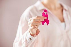 Die pinkfarbene Schleife 'Pink Ribbon' steht als Symbol für das Engagement zum Thema Brustkrebs. istock