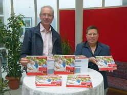 Seniorenratgeber, vorgestellt von Reinhard Pohlmann und Sozialdezernentin Birgit Zoerner Foto Stadt Dortmund