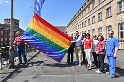 Bürgermeisterin Gabriela Schäfer beim Hissen der Regenbogenflagge gemeinsam mit den Unterstützerinnen und Unterstützern.
