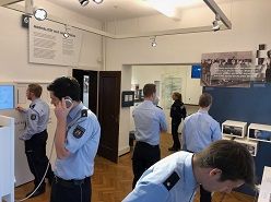 Alle neuen Kolleginnen und Kollegen des Polizeipräsidiums Bochum besuchen zu Beginn den Geschichtsort Villa Ten Hompel, um sich intensiv mit der Geschichte der Polizei zur Zeit des zweiten Weltkrieges auseinanderzusetzen. (Foto: Polizeipräsidium Bochum)