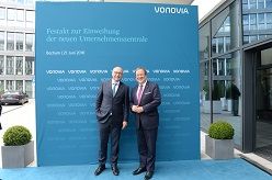 Armin Laschet, Ministerpräsident des Landes Nordhrein-Westfalen, und Rolf Buch, Vorsitzender des Vorstands der Vonovia SE, bei der Eröffnung der neuen Zentrale in Bochum