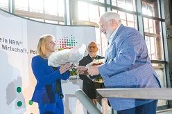 Begrüßung des neuen Kuratoriumsmitglieds Daniela Beihl, MdL, durch den Kuratoriumsvorsitzenden Karl Schultheis, MdL.  eventfotograf.in