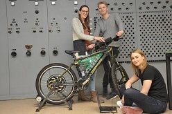 Elektromobilität gehört die Zukunft. Praxisnah und in kleinen Gruppen Elektromobilität studieren  Beuth Hochschule/Detlef Heinemann