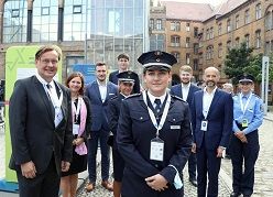 Studierende der HWR Berlin haben für das Projekt „Jüdisches Leben und Polizei – Vergangenheit trifft Gegenwart!“ eine Ausstellung erarbeitet. Im Bild mit Kursleiter Frank-Peter Bitter (links), Dekanin Sabrina Schönrock und HWR-Präsident Andreas Zaby.  Sylke Schumann  Sylke Schumann / HWR Berlin