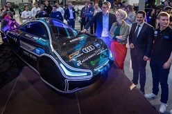 Bayerns Wissenschaftsminister Markus Blume, Münchens zweite Bürgermeisterin Katrin Habenschaden und Prof. Thomas F. Hofmann, Präsident der TUM, bei der Premiere des muc023. /English version: Bavaria's Minister of Science Markus Blume, Munich's second mayor Katrin Habenschaden and Prof. Thomas F. Hofmann, President of TUM, at the premiere of muc023.