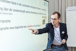 Dr. Łukasz Jędrzejowski vom Institut für deutsche Sprache und Literatur I der Universität zu Köln ordnet die Bedeutung von Nebensätzen für die Bildung und die automatische Sprachverarbeitung ein. Oestergaard Daimler und Benz Stiftung/Łukasz Jędrzejowski