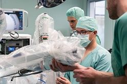 Der OP-Roboter HUGO RAS im Einsatz - Prof. Christian Thomas beim ersten Testen des neuen Geräts.  UKD / Michael Kretzschmar