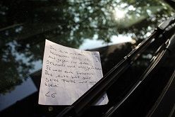 Bitte melden! Wer hat diesen Zettel geschrieben?