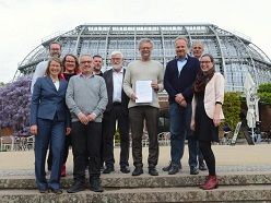 Big Data für Biodiversität: Repräsentant*innen der Deutschen Naturwissenschaftlichen Forschungssammlungen e. V. (DNFS) mit der gemeinsamen Erklärung zur Gründung des deutschen DiSSCo-Knotens  W.-H. Kusber  © Botanischer Garten Berlin