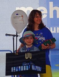 Preisträgerin Karina Kleinowski mit ihrem Foto (Bild Kleinowski, Stadt Dortmund)