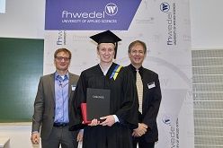 (v.l.) Prof. Hendrik Annuth, Studiengangsleiter Data Science & Artificial Intelligence, Tom Tlok, Absolvent der FH Wedel und Entwickler des KI-Detektors sowie Prof. Ulrich Hoffmann, Vorsitzender des Wedeler Hochschulbundes e.V.  Christin Schwarzer  Fachhochschule Wedel
