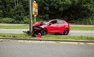 Der Fahrer verriss nach eigenen Angaben das Lenkrad und krachte gegen eine Laterne.