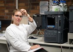 Nadine Kiefer hat ein Vial, eines der Fläschchen mit einer Probe, aus dem HPLC genommen.  Natale Schalk  Hochschule Coburg
