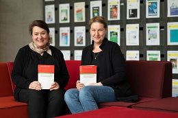 Prof. Dr. Andrea Schmelz und Prof. Dr. Claudia Lohrenscheit stellen das neue Fachbuch „Internationale Soziale Arbeit und soziale Bewegungen