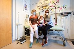 Dr. Andrea Näke, Leiterin des Kinderdiabeteszentrums am Dresdner Uniklinikum, ihr Patient Daniel und seine Mutter.  Holger Ostermeyer  Universitätsklinikum Carl Gustav Carus Dresden