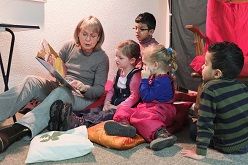 Vorlesepatin mit Kindern