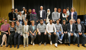 Absolventen des Hauptschul- und Mittleren Schulabschlusses, Lehrer und Mitarbeiter des Zweiten Bildungswegs der VHS Duisburg und VHS-Direktor Volker Heckner (Fotocredit: Michael Fastabend)