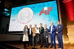 Alexandra Horn (DIN), Hermann Behrens (DIN), Prof. Michael Bruno Klein, Sibylle Gabler, Dr. Stefan Heusinger (DKE), Michael See (DKE), Jan-Frederik Kremer (v.l.)  Jürgen Schulzki  AiF