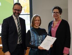 Preisträgerin Juniorprofessorin Nora Huxmann (m.) mit Wissenschaftsminister Sebastian Gemkow und Professorin Sara Burkhardt  Copyright: © SMWK