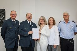 Freuen sich über die neue Vereinbarung (v. l.): Frank Kliche (THW-Regionalstelle Bochum), Holger Hohage (THW-Leiter Witten), Polizeipräsidentin Kerstin Wittmeier, Polizeirätin Dorothee Gellenbeck (Leiterin der Polizeiinspektion Witten) und EPHK Reinhard Glowka (Leiter der Polizeiwache Witten). Foto: Artschwager/PP Bochum