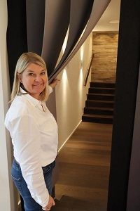 Vorhang auf: Holzbau-Unternehmerin Dagmar Fritz-Kramer erhält 2023 den Deutschen Umweltpreis der Deutschen Bundesstiftung Umwelt (DBU). Sie sei „Motor für Branche und Bauwende“, so DBU-Generalsekretär Alexander Bonde.  © Jongebloed | DBU