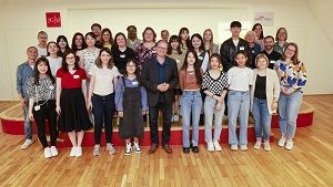 20 Studierende aus acht Ländern besuchen die International Summer School 2023 der Johannes Gutenberg-Universität Mainz. Begrüßt wurden sie heute unter anderem durch den Vizepräsidenten für Studium und Lehre an der JGU, Prof. Dr. Stephan Jolie (5.v.l.).  (Foto/©: Stefan F. Sämmer / JGU)