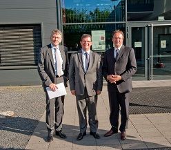 Der flämische Energieminister Bart Tommelein besuchte am 7. Mai das Internationale Geothermiezentrum (GZB) in Bochum. Dort begrüßten ihn der Präsident der Hochschule Bochum., Prof. Dr. Jürgen Bock (links) und GZB-Leiter Prof. Dr. Rolf Bracke (rechts).