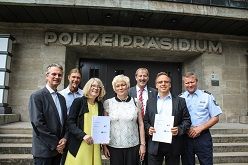 Schulterschluss gegen Einbrecher (v.l.): Frank Militzer (Vorstand Wohnstätten Wanne-Eickel eG), KHK Oliver Rauscher (Kriminalprävention und Opferschutz), Polizeipräsidentin Kerstin Wittmeier, Gunna Wiatr (Vorstand Wohnstätten), LKD Andreas Dickel (Kripochef), Hans-Joachim Hess (Vorstand Wohnstätten) und PD Frank Nows (Leiter Leitungsstab).