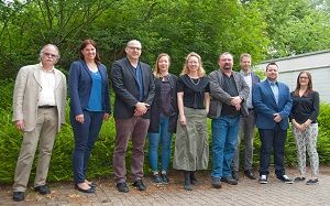 Das Projektteam  von SmartDemography traf sich erstmals Ende Mai in der Hochschule Bochum (v. l. n. r.): Eckhard Holtmann – Projektkoordinator Kreis Recklinghausen, Prof. Ulrike Klein – Hochschule Bochum, Peter Haumann – Fachdienstleiter „Kreisentwicklung und Wirtschaft“, Kreis Recklinghausen, Sabine Schmidt – Demographiebeauftragte des Kreises Recklinghausen, Anja Sigesmund – Ressortleiterin „Regionale und räumliche Informationssysteme“, Kreis Recklinghausen, Ulrich Gruber – Ressortleiter „Digitale Geoinformationsverarbeitung“, Kreis Recklinghausen, Jürgen Vahlhaus – Fachdienstleiter „Kataster und Geoinformation“, Kreis Recklinghausen, Thorsten Kelm – Projektkoordinator Hochschule Bochum sowie Nathalie Pitz (Wissenschaftliche Hilfskraft, Hochschule Bochum). Beim Gruppenbild nicht dabei sein konnte Jessica Wrobel, Geoinformatikerin beim Kreis Recklinghausen und Absolventin des Fachbereichs Geodäsie.