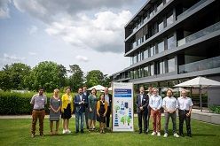 Prof. Radgen (rechts des Plakats) und weitere Vertreter*innen der KI-Leuchtturmprojekte bei der Übergabe der Förderbescheide.  Toni Kretschmer  BMUV