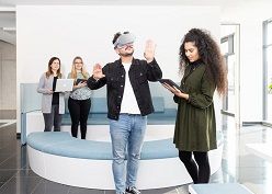 An der HS Gesundheit können die Studierenden Gesundheitstechnologien selbst kennenlernen und ausprobieren.  Jürgen Nobel  HS Gesundheit