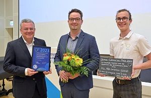 Medizinphysiker Christian Kühnel erhielt den diesjährigen Lehrpreis aus den Händen von Sam Quaas (r.) von der Fachschaft Medizin und Fördervereinsvorsitzenden PD Dr. Dr. Michael Kiehntopf.  Michael Szabó/UKJ  Universitätsklinikum Jena