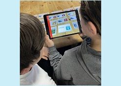 Schüler*innen setzen sich im Workshop „ZuKon 2030“ spielerisch mit Nachhaltigkeitsthemen auseinander. Durch den Einsatz von Augmented Reality wird eine immersive Lernumgebung geschaffen.  Canan Kanbur
