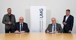 Unterzeichnung des LOI: Prof. Dr. Wolfgang Brück (links), Prof. Dieter Beckmann (rechts), Prof. Dr. Volker Ellenrieder, Direktor des UniversitätsKrebszentrums UMG (hinten links), Prof. Dr. Philipp Ströbel, Direktor Institut für Pathologie (hinten rechts)  S. Pförtner (UMG)