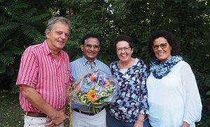 Joseph Manikath umrahmt von seiner langjährigen Kursteilnehmerin Doris Wikker (rechts) sowie Birgit Callea und Michael Fastabend von der Volkshochschule Nord