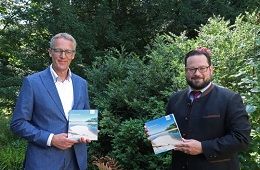Raten in Zeiten von Hitze, Dürre und Starkregen dazu, Wasser in der Landschaft zu halten und Fließgewässern mehr Raum zu geben: DBU-Generalsekretär Alexander Bonde (r.) und Dr. Maximilian Hempel, DBU-Abteilungsleiter Umweltforschung und Naturschutz. © Deutsche Bundesstiftung Umwelt