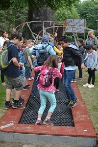 Kinder der Von-Waldthausen-Schule erkunden Spielplatz-Baustelle