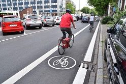 Neuer Radstreifen Ferdinandstraße