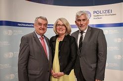 Feierliche Amtsübergabe: Bochums neuer Polizeipräsident Jörg Lukat (r.) zusammen mit Vorgängerin Kerstin Wittmeier und Innenminister Herbert Reul.