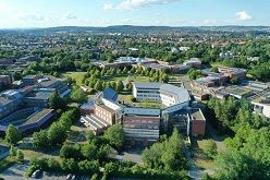 Blick auf den Campus der Universität Bayreuth, in der Bildmitte vorn das Bayerische Geoinstitut (BGI).  Foto: UBT.