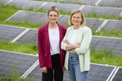 Antonia Mach (l.) und Julia Weimert von der Stabsstelle Nachhaltigkeit des UKW haben den ersten freiwilligen Nachhaltigkeitsbericht verfasst.  Quelle: UKW/ A. Wenzl