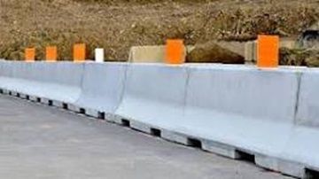 Jersey barriers für Verkehrssicherheit Symbolbild