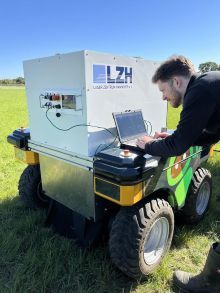 Unkrautbekämpfung im Grünland: Das im Projekt GROW entwickelte Lasersystem im Einsatz bei einem Feldtag.  Copyright: LZH