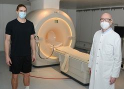 Handballer Juri Knorr und Kardiologe Dr. Klaus-Peter Mellwig vor dem MRT-Gerät im Herz- und Diabeteszentrum NRW, Bad Oeynhausen  (Foto: Marcel Mompour).  HDZ NRW