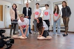Das Schulsanitäter-Team zeigt sein Können: „Prüfen – Rufen – Drücken“.  Franziska Holten  © UKR