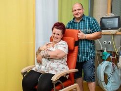Sarah und René Hockauf aus Bautzen profitierten als eine der ersten Familien vom Versorgungsnetz Sichere Geburt. Ihr frühgeborener Sohn Fin kam in Bautzen zur Welt, hatte Probleme bei der Atmung und wurde im Uniklinikum Dresden behandelt.  UKD/Michael Kretzschmar