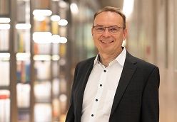 Freut sich sehr über die Einrichtung der Promotionszentren: Prof. Dr. Martin Synold, Vizepräsident für Forschung und wissenschaftlichen Nachwuchs an der Hochschule Coburg.  Natale Schalk  Hochschule Coburg