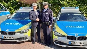 Es begrüßt der Erste Polizeihauptkommissar Rudolf Figgen seinen neuen Bezirksbeamten Klaus Zweimann in den Reihen der Polizeiwache Arnsberg. 